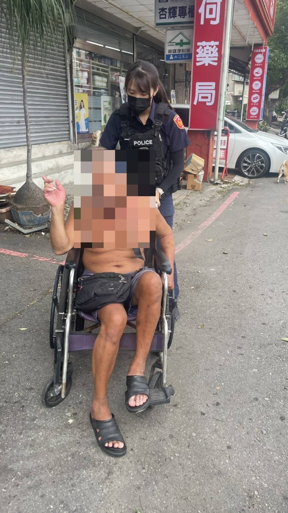 員警協助坐輪椅的迷途老翁