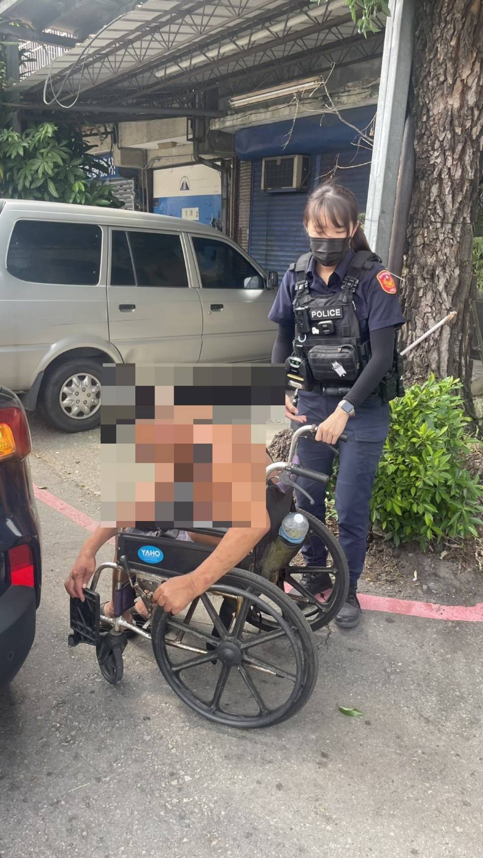 員警推著輪椅陪同老翁返家