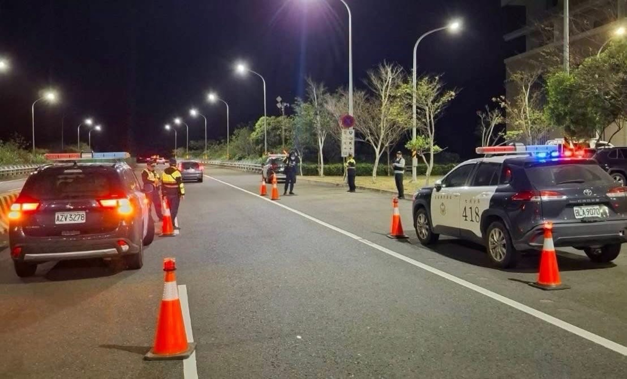員警夜間設置路檢點