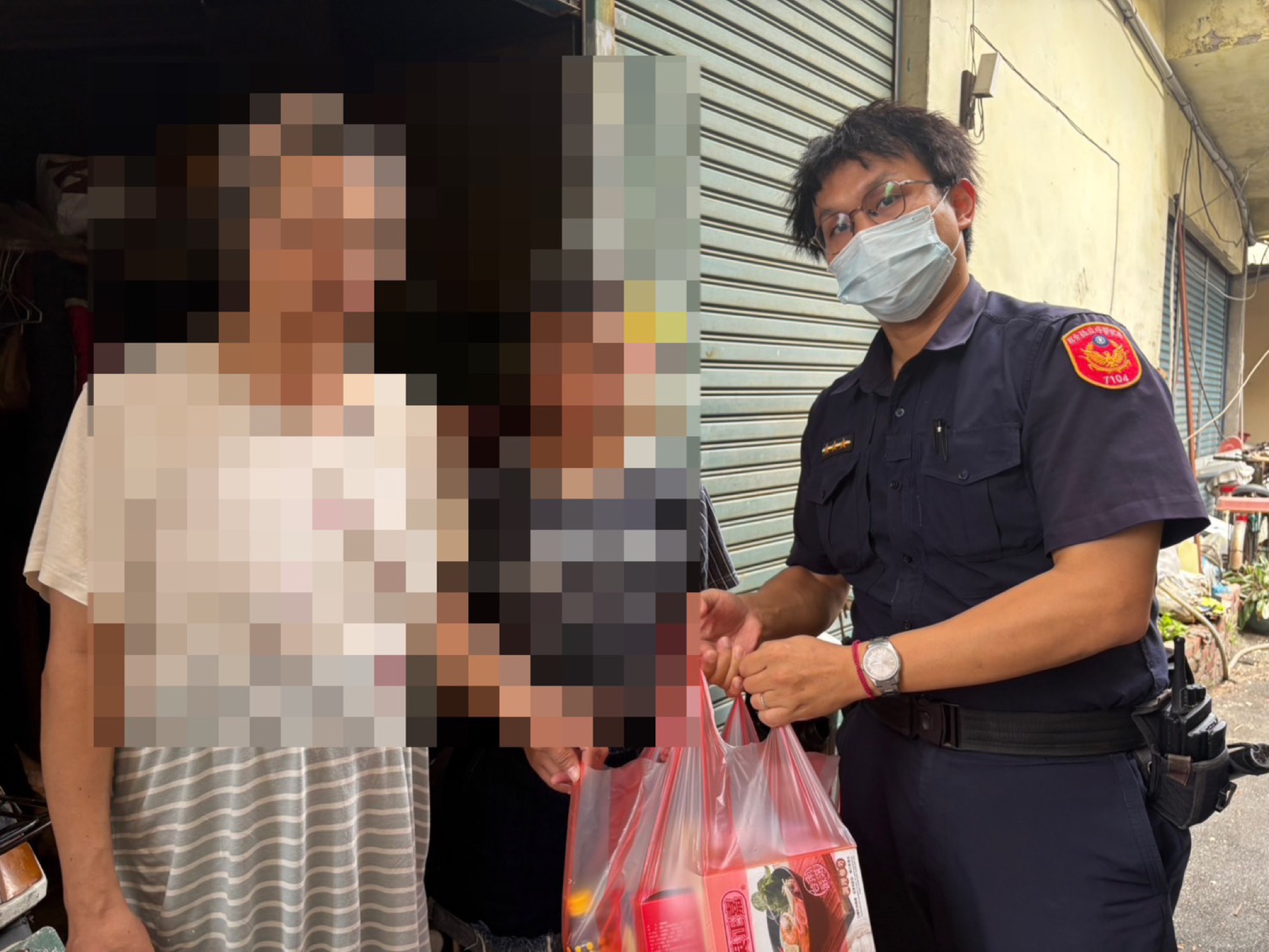 員警協助許姓女子返家並致贈生活物資