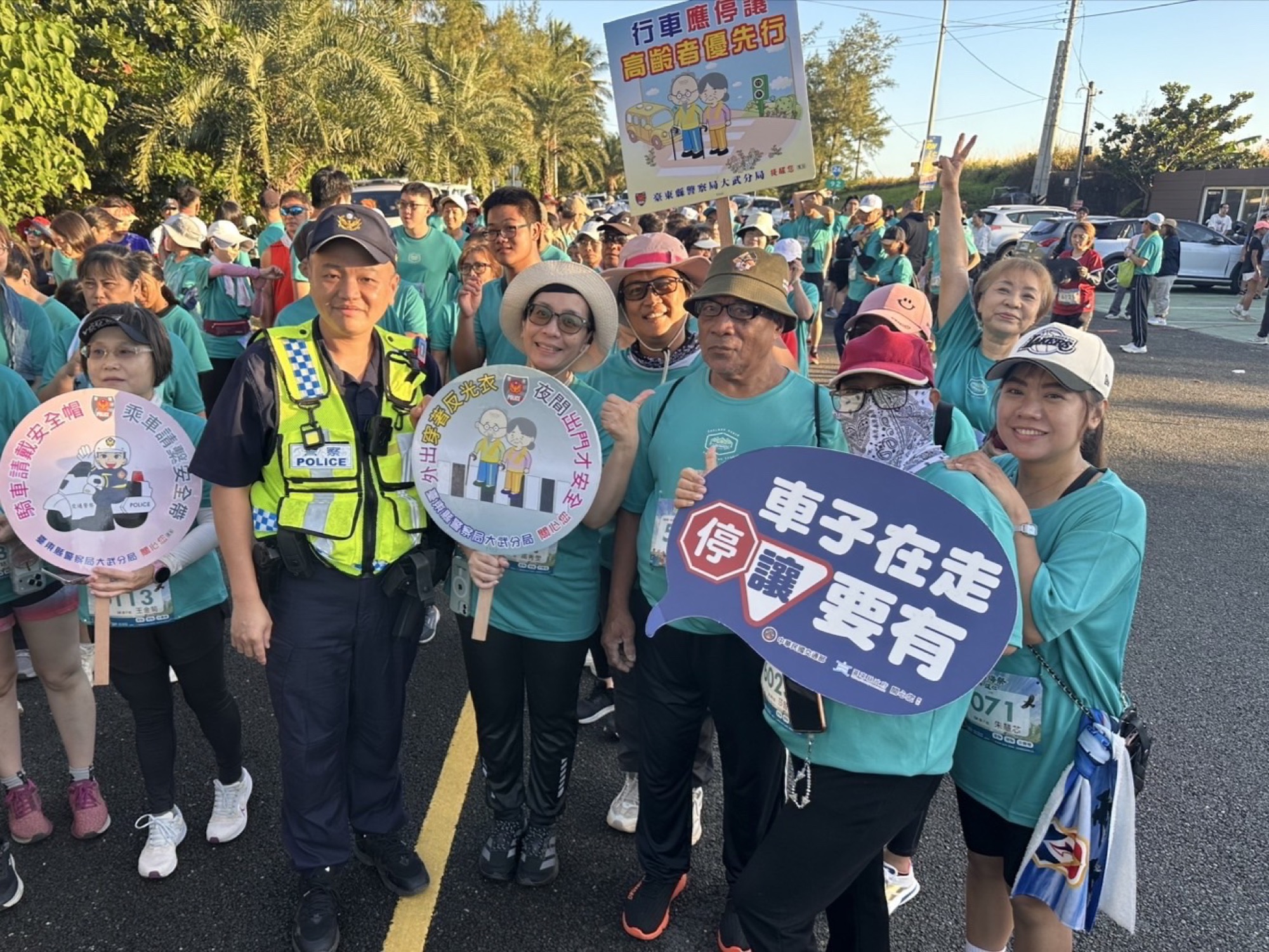員警與跑者手持交通安全宣導牌