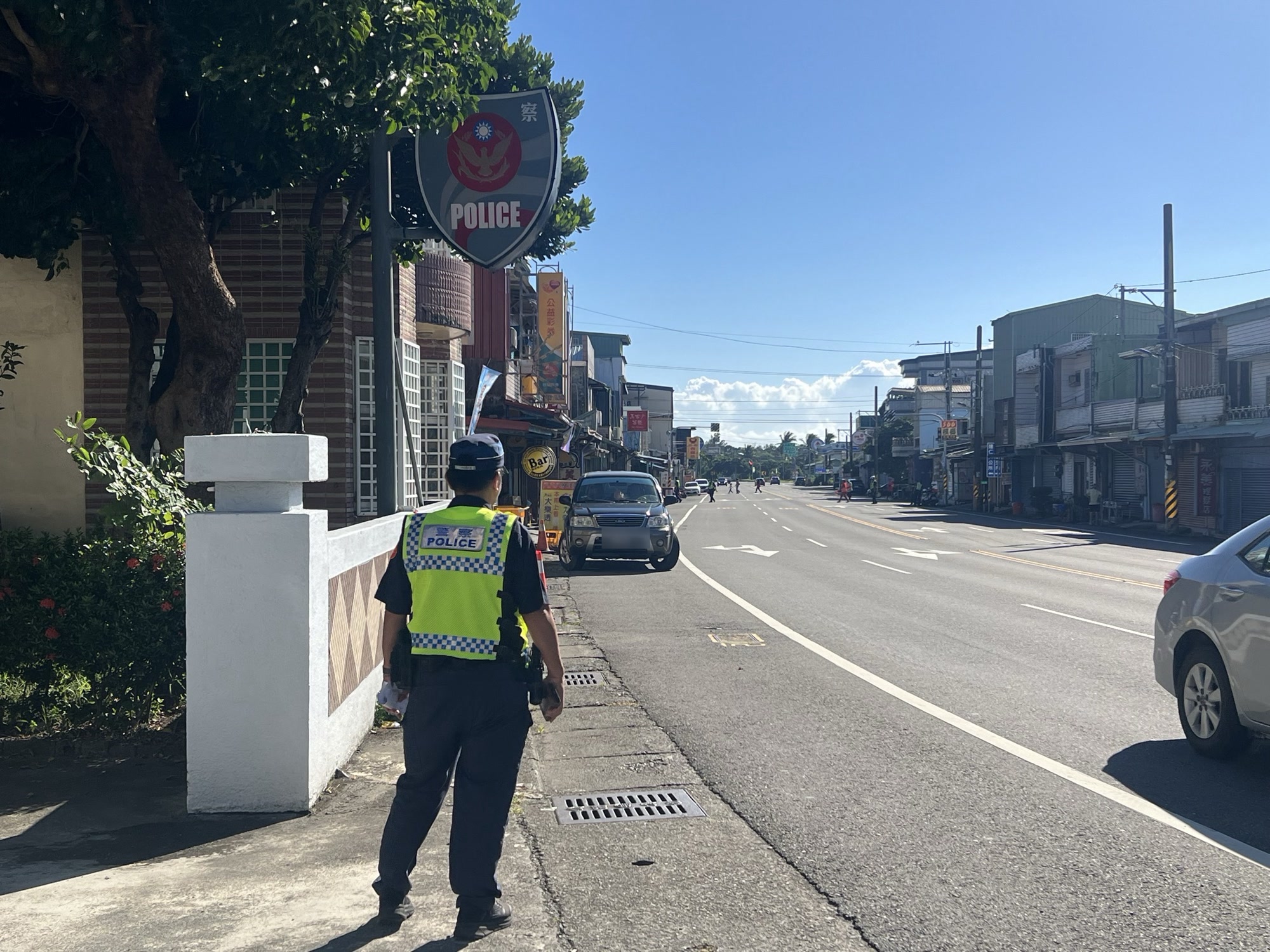 員警於賽道沿線管制交通