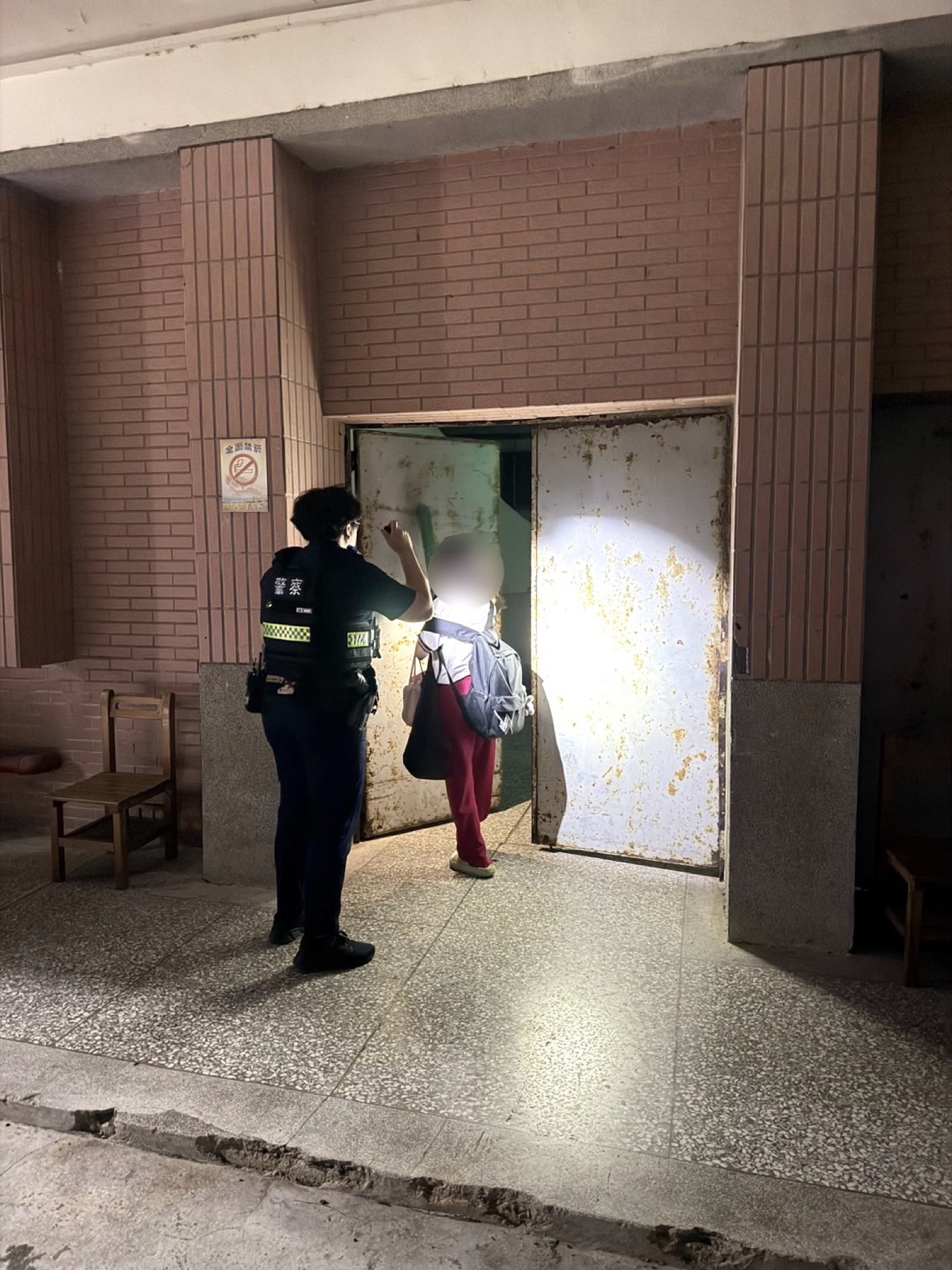 員警引導學生從地下室鐵門走出大樓