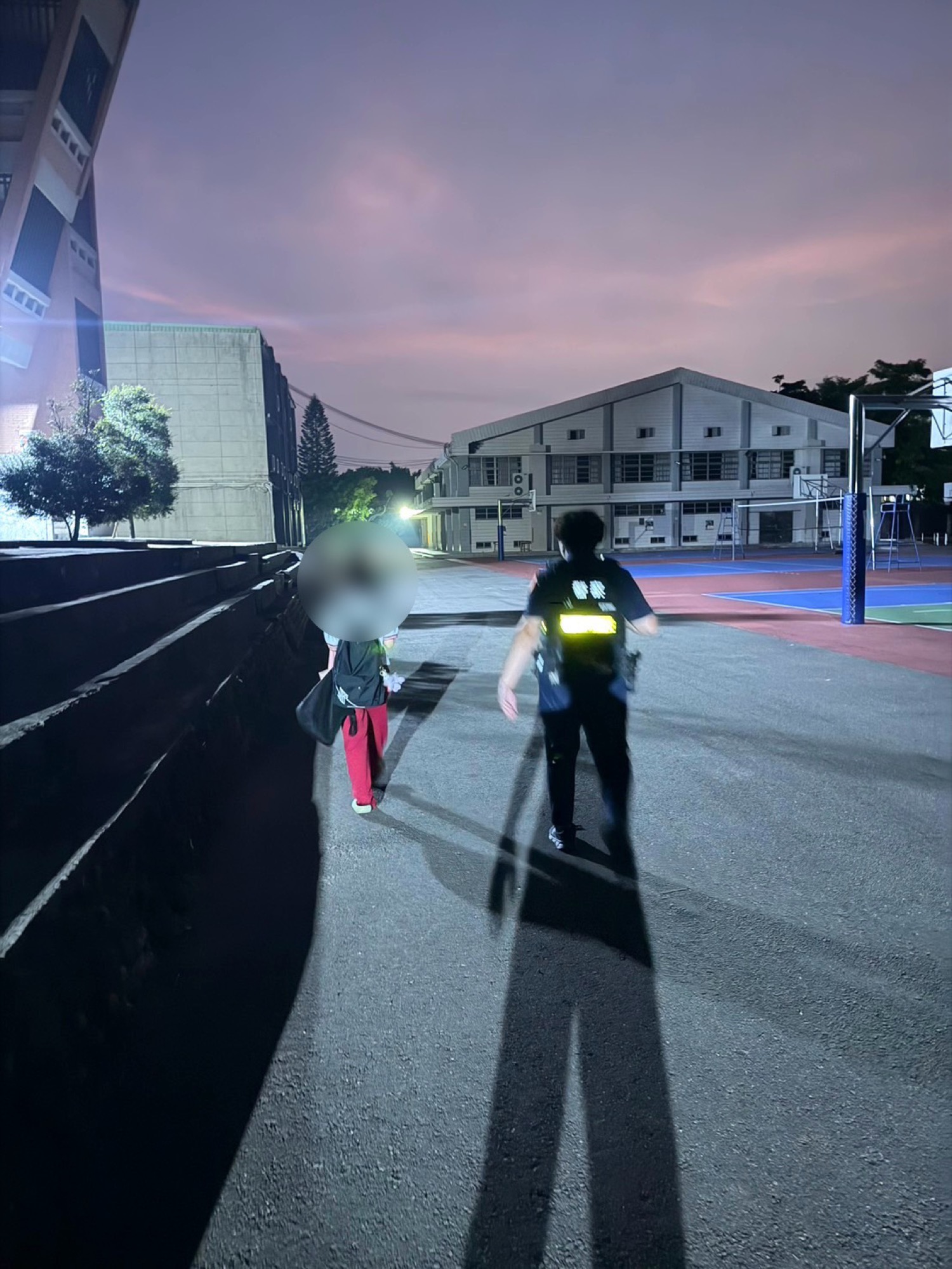 員警陪同學生離開校園