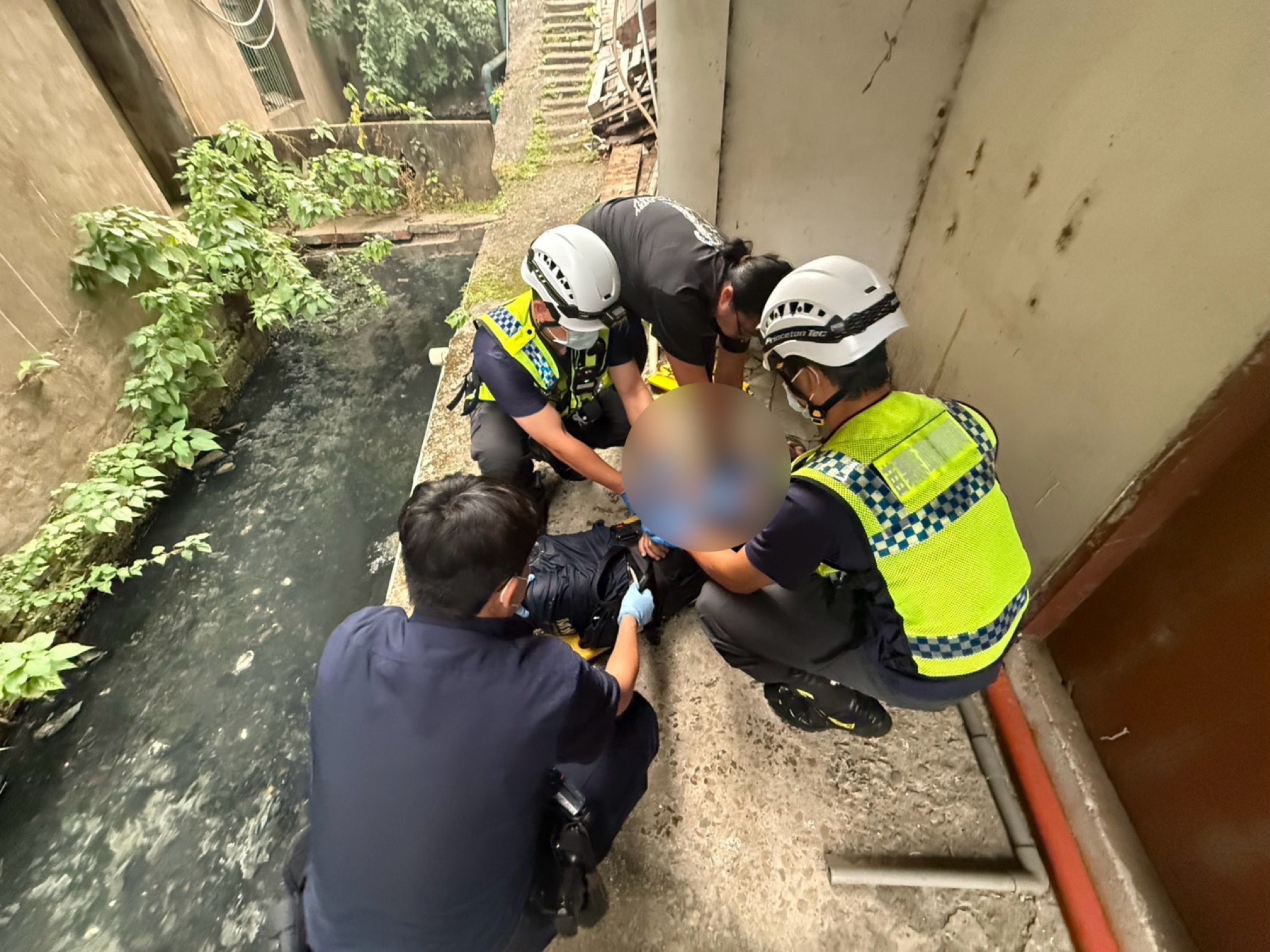 警消合力將落水男子救上岸