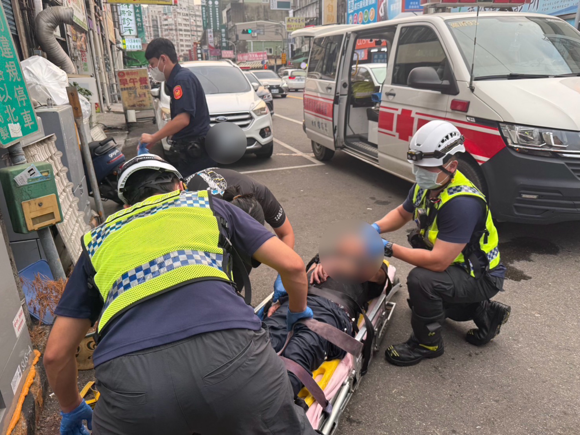 救護人員將男子送醫