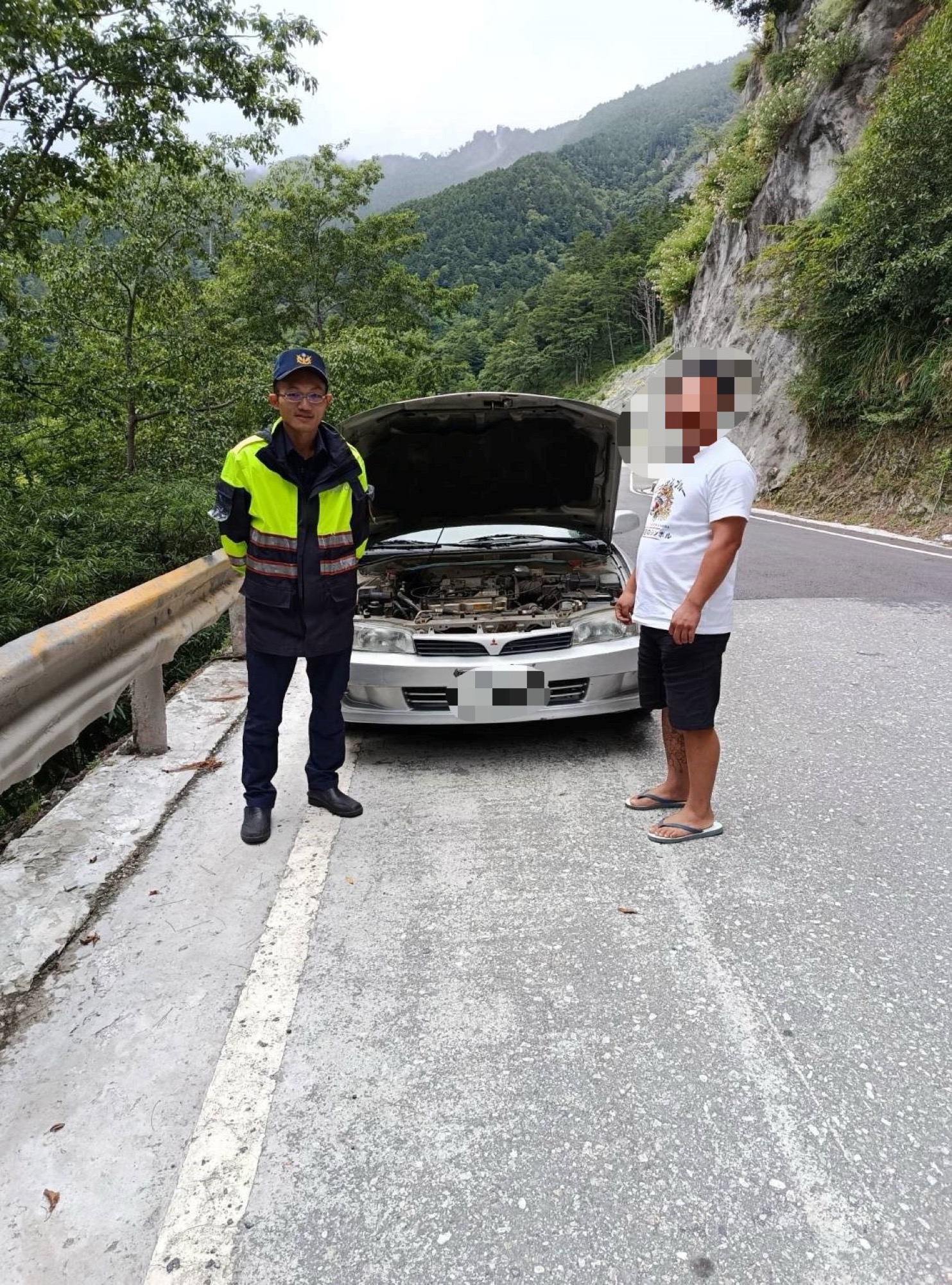 員警到場協助拋錨車輛
