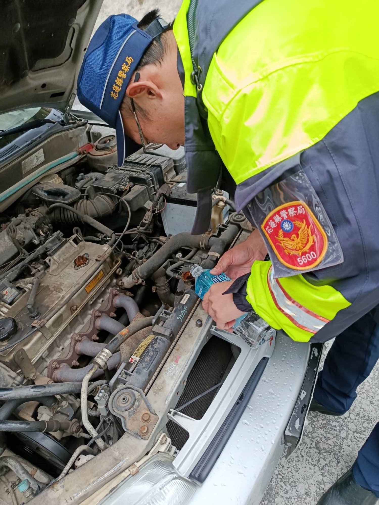 員警為車輛水箱加水