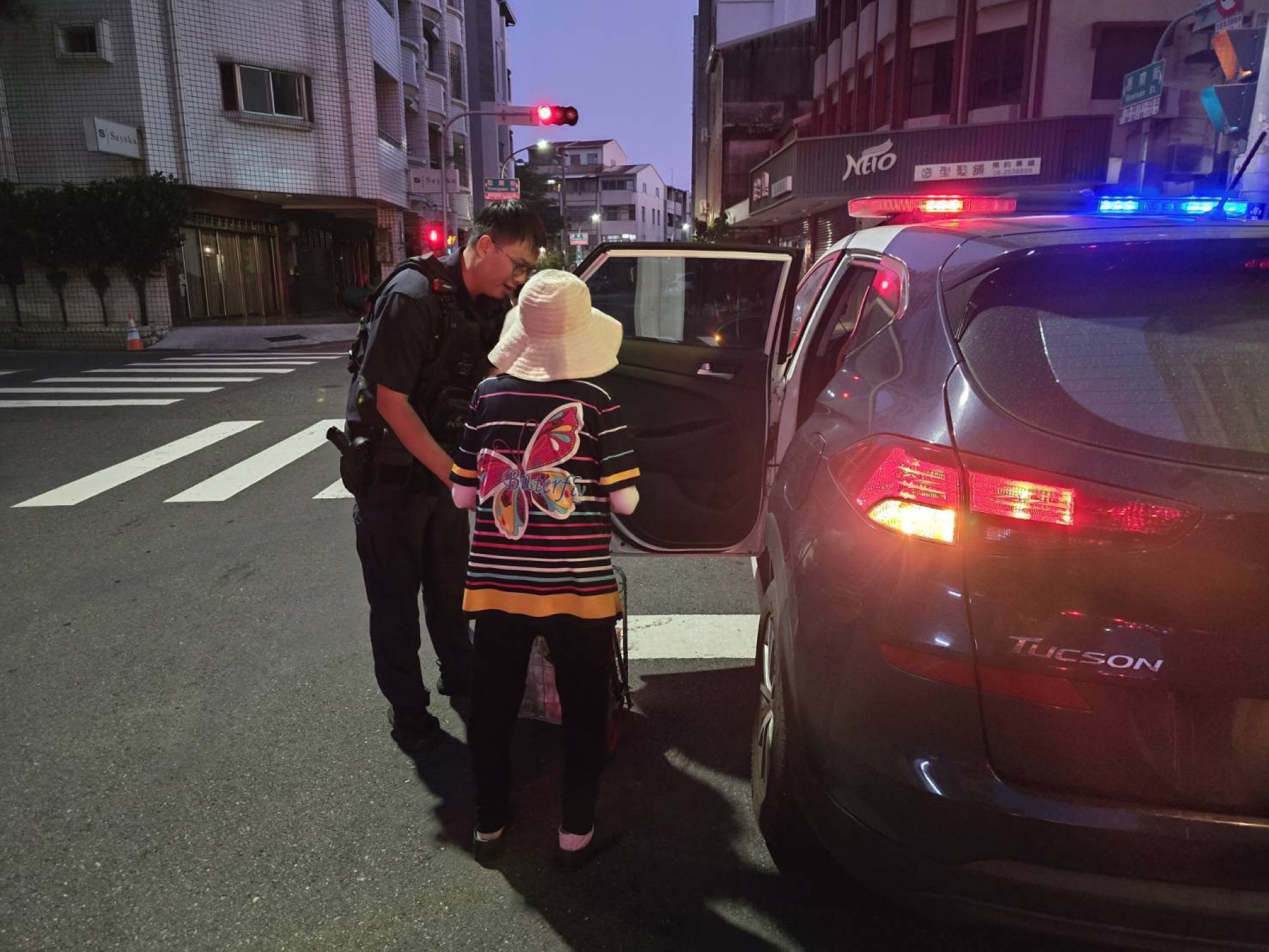員警協助八旬謝姓老婦上警車