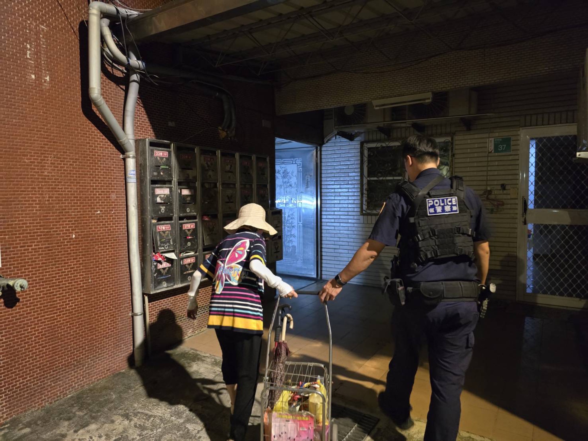 員警陪同老婦返抵住處