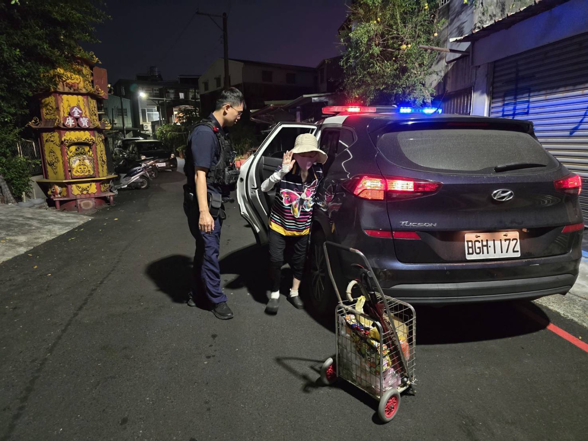 員警護送老婦返家