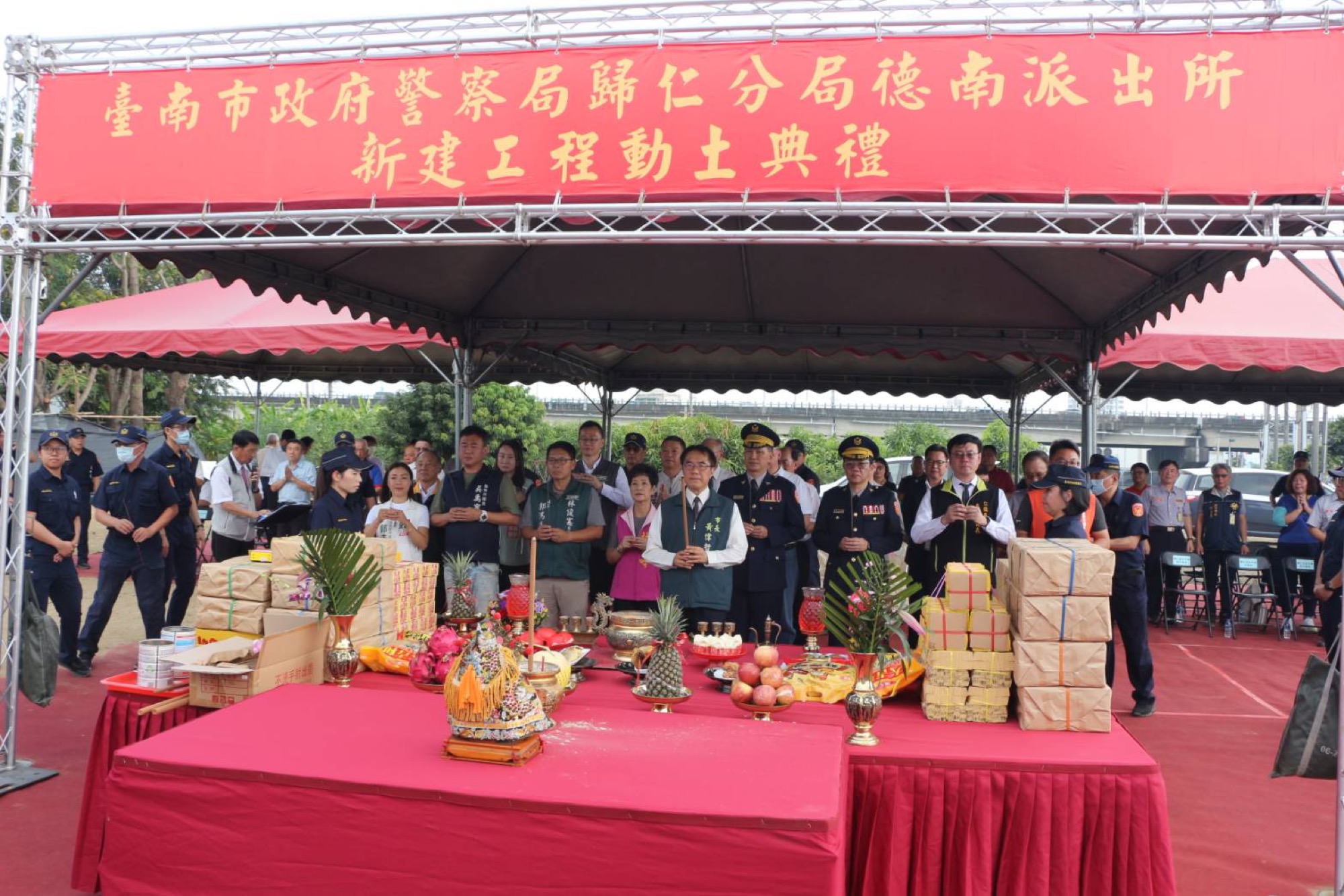市長黃偉哲與貴賓上香祈福