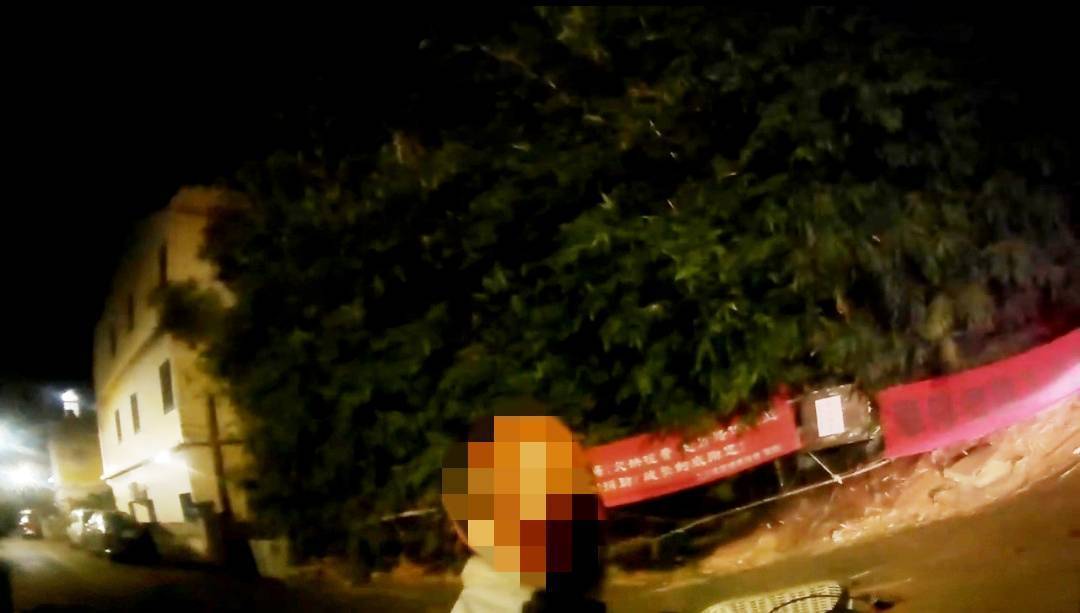 員警以巡邏車開道護送老翁返家