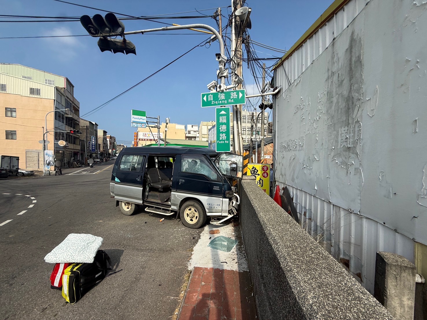 自小貨車自撞福德路與自強路口號誌桿