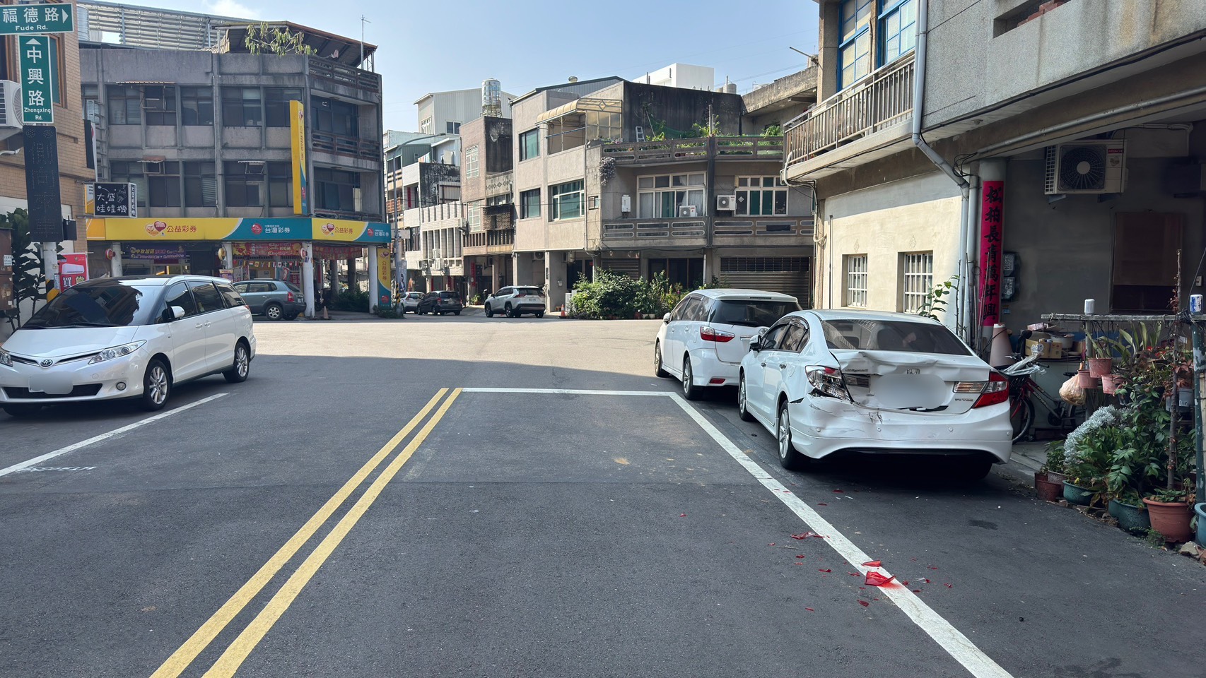 遭擦撞的路旁停放車輛
