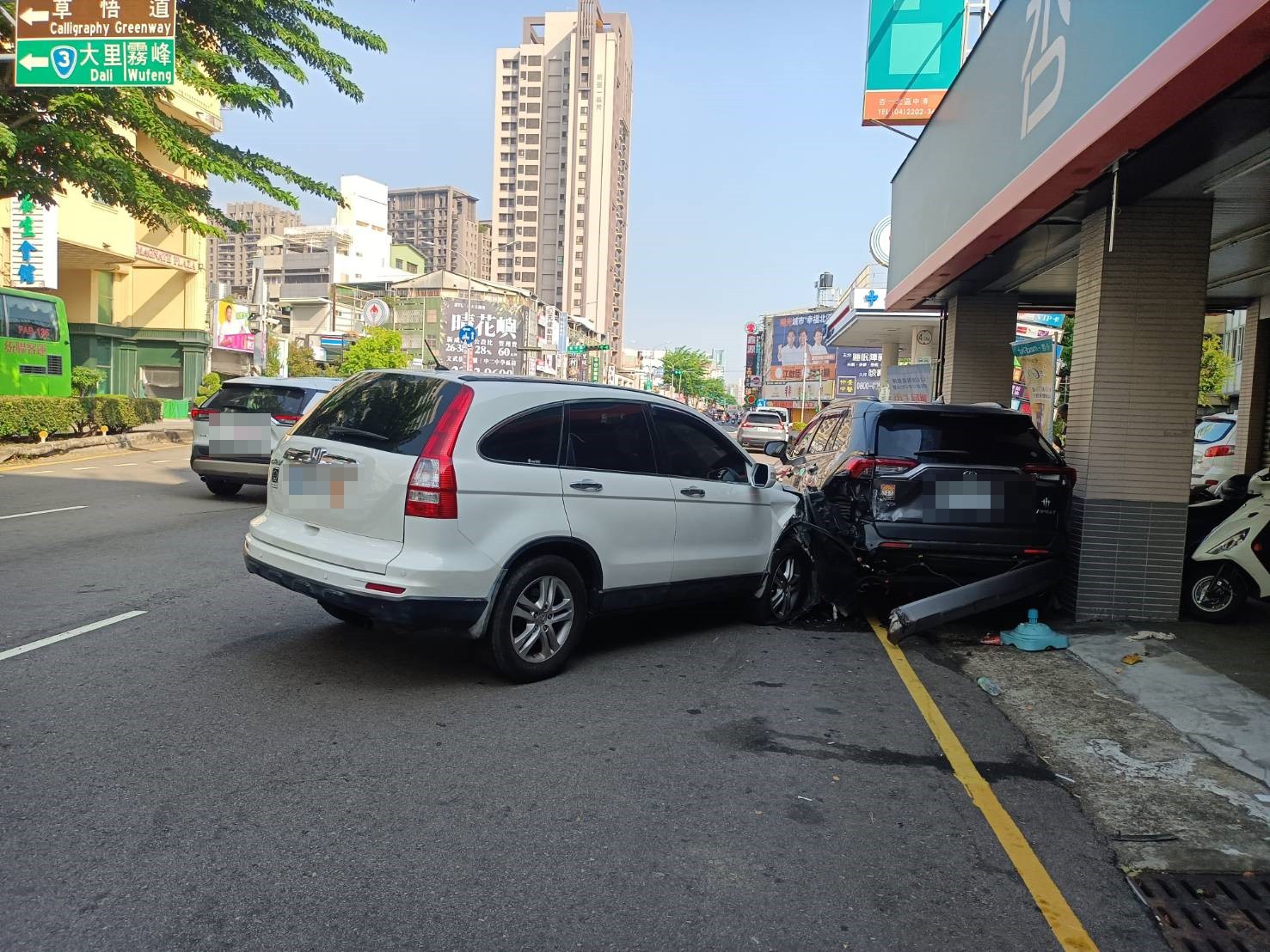 中清路一段事故現場自小客車撞上路邊車輛
