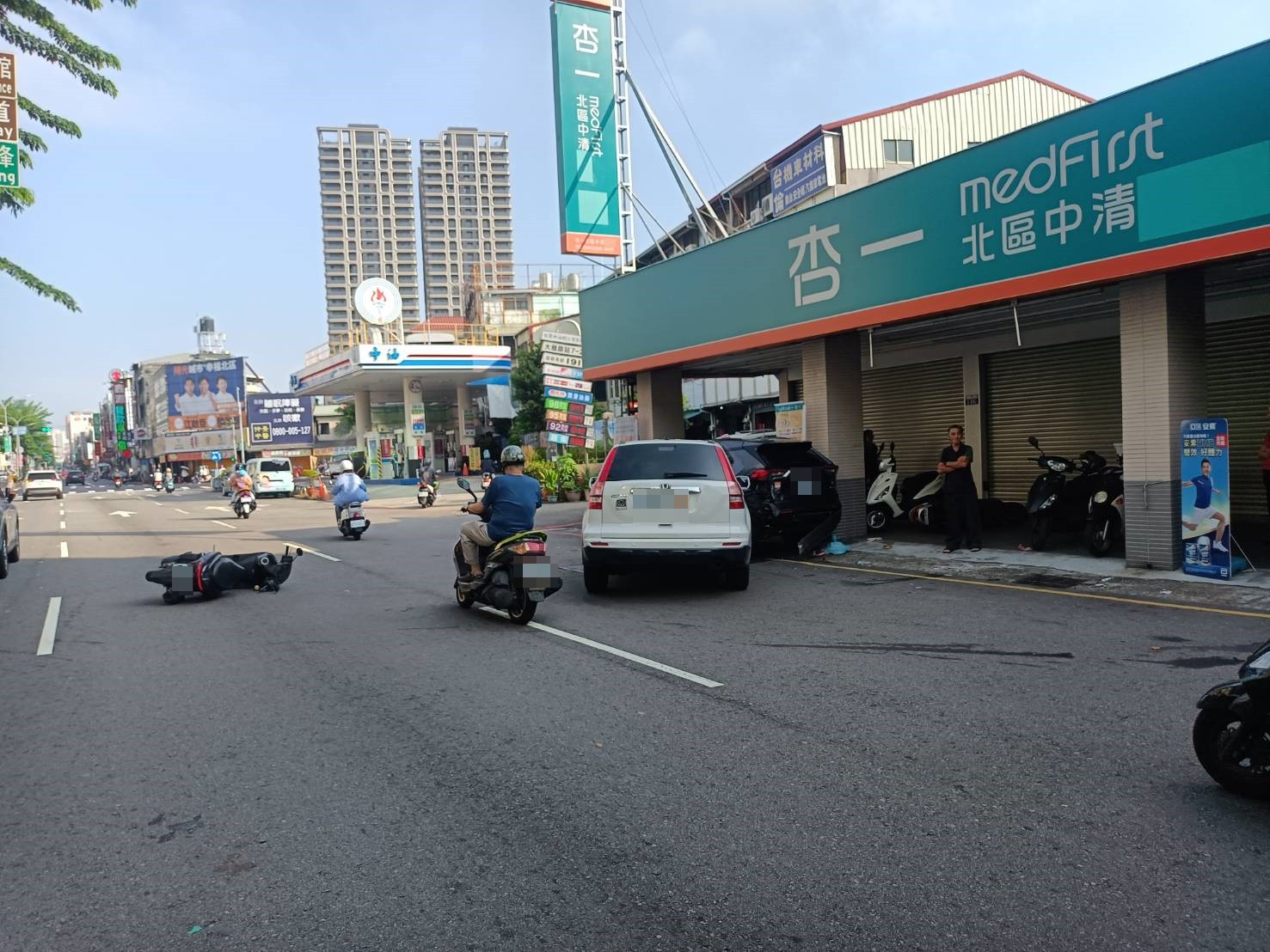 事故波及機車倒地