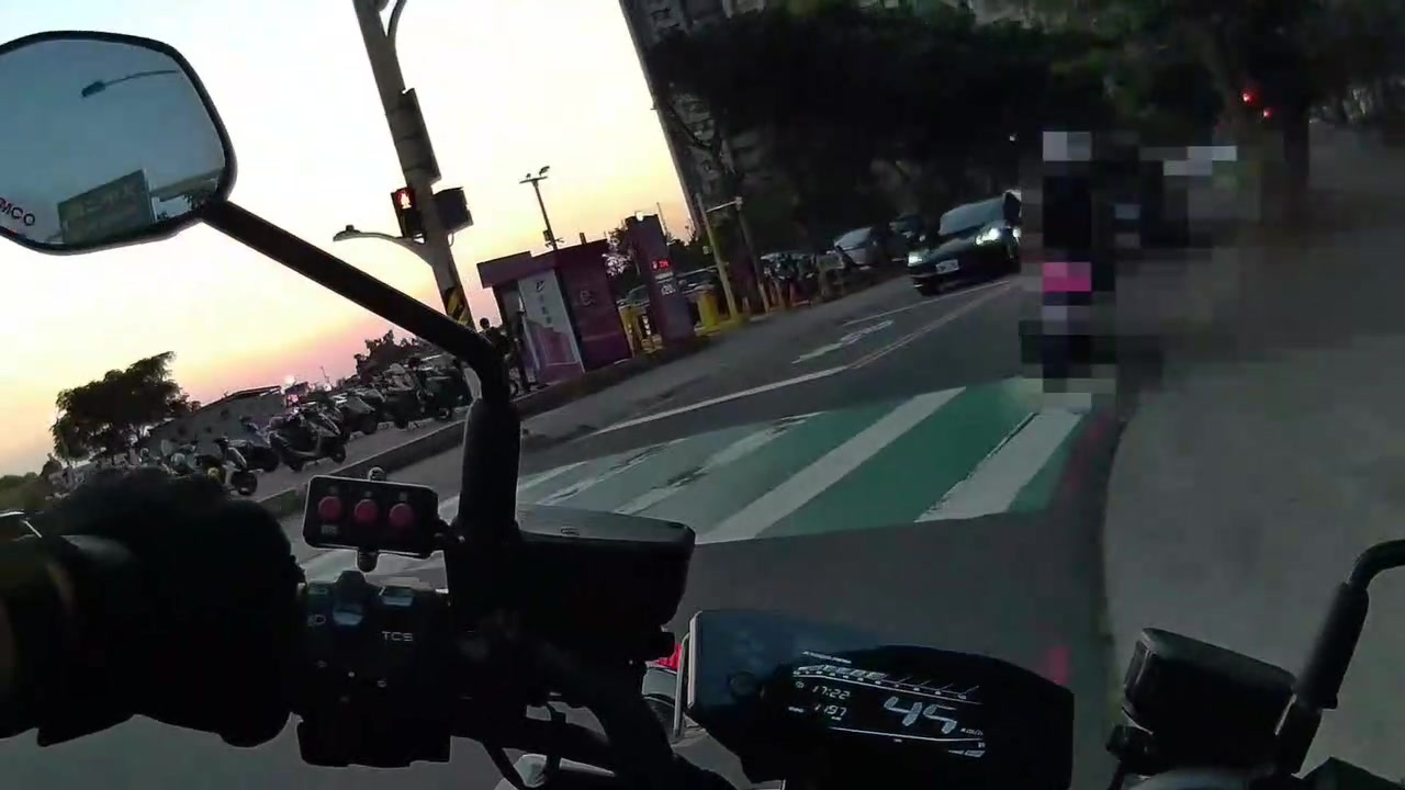 員警騎乘機車追趕拒停車輛