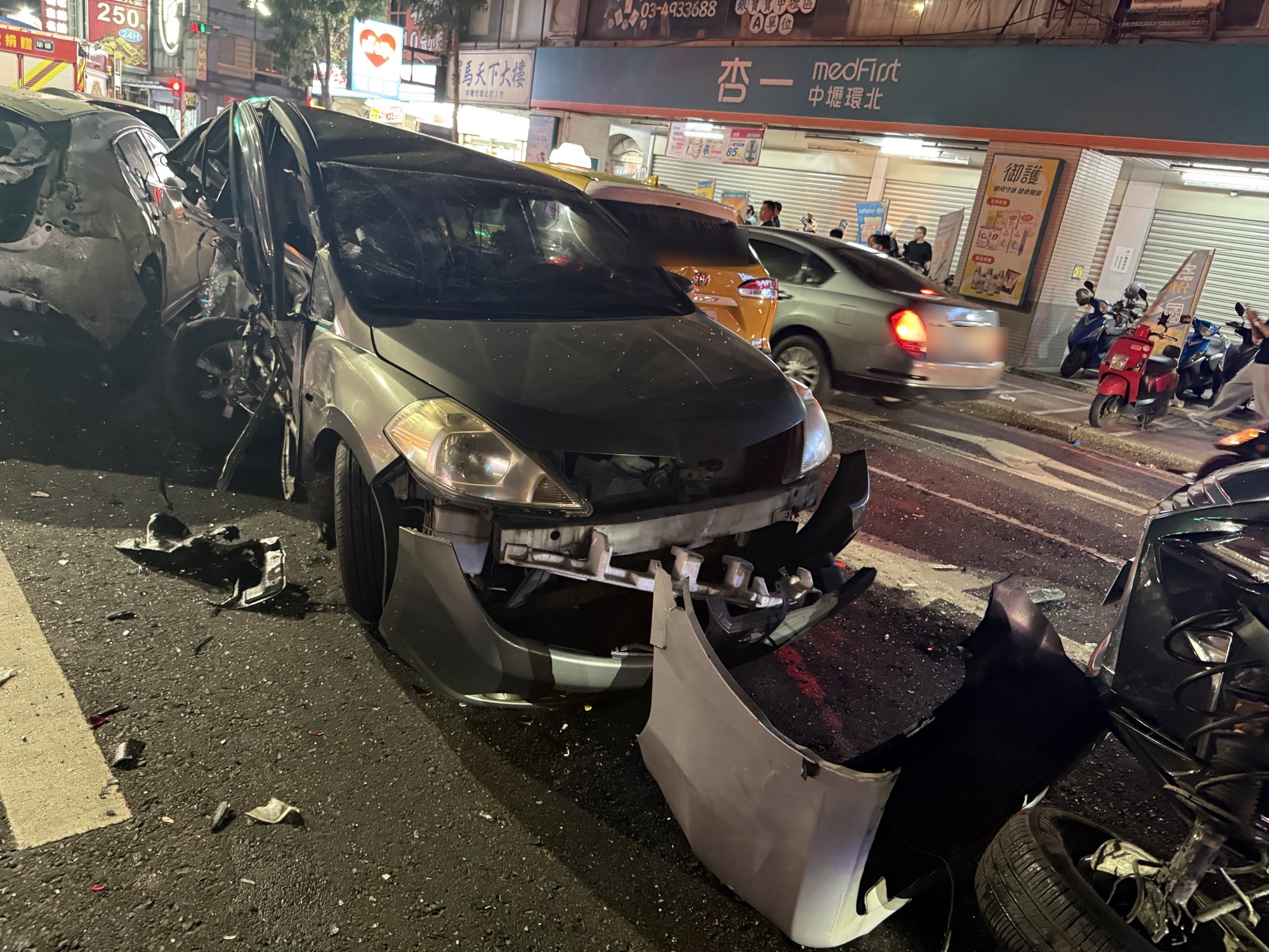 事故車輛車頭嚴重受損