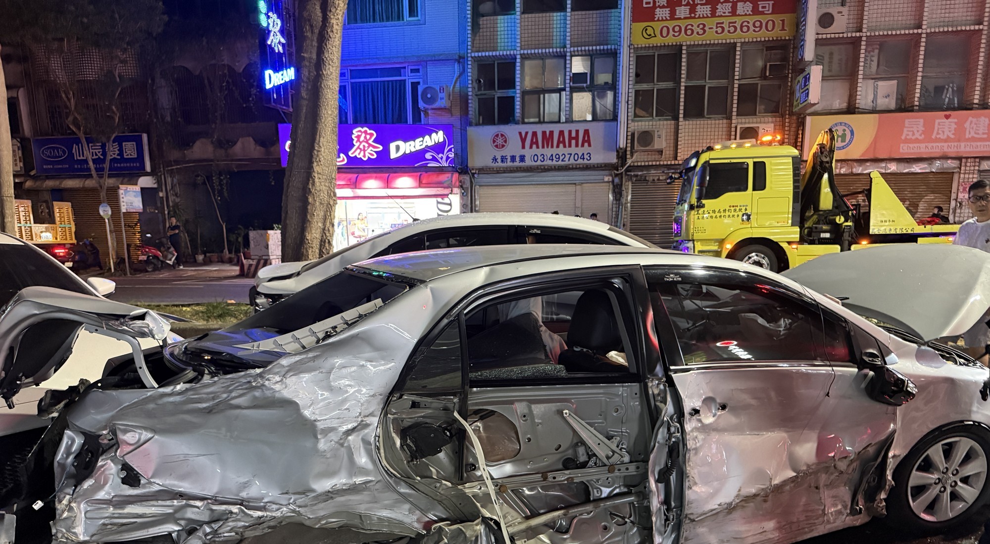 遭撞擊的自小客車車身凹陷變形