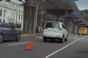 車輛故障停道路中央 內湖警即時伸援手排除危機 34 MEITU 20261020 100905874