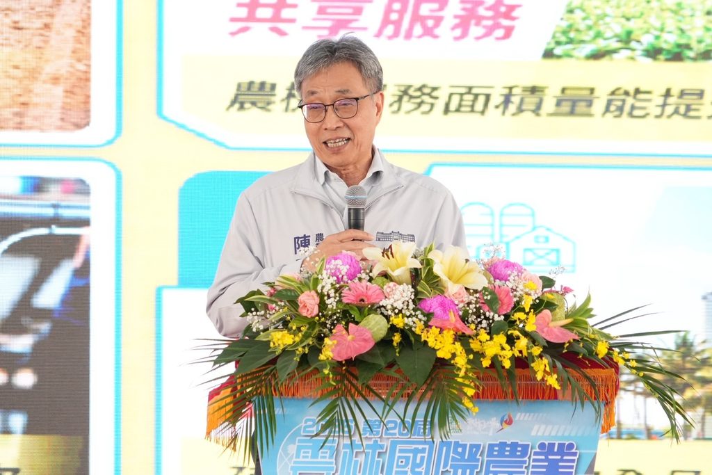農業部部長陳駿季於開幕式中致詞,宣佈行政院已核定第二期農機中程計畫,未來4年將投入92億元打造農機共享新農業。圖/農業部提供