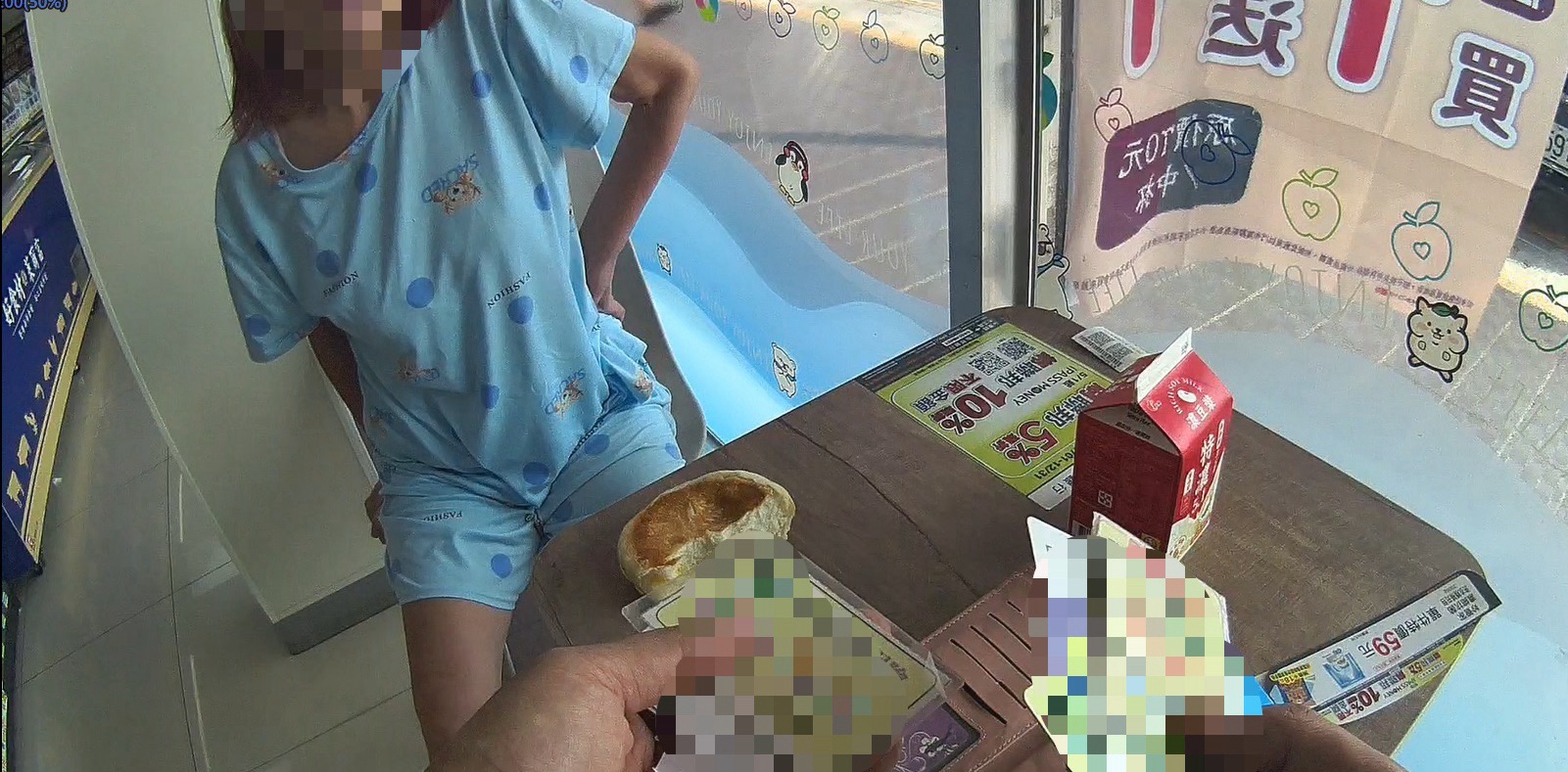 婦人在超商用餐區休息,員警查看證件