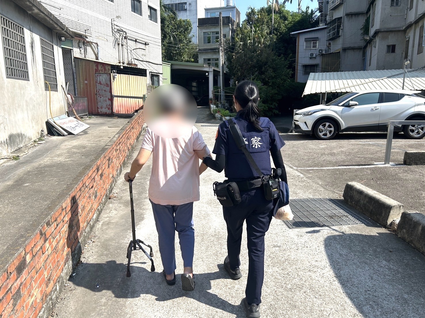員警攙扶曾姓婦人返家