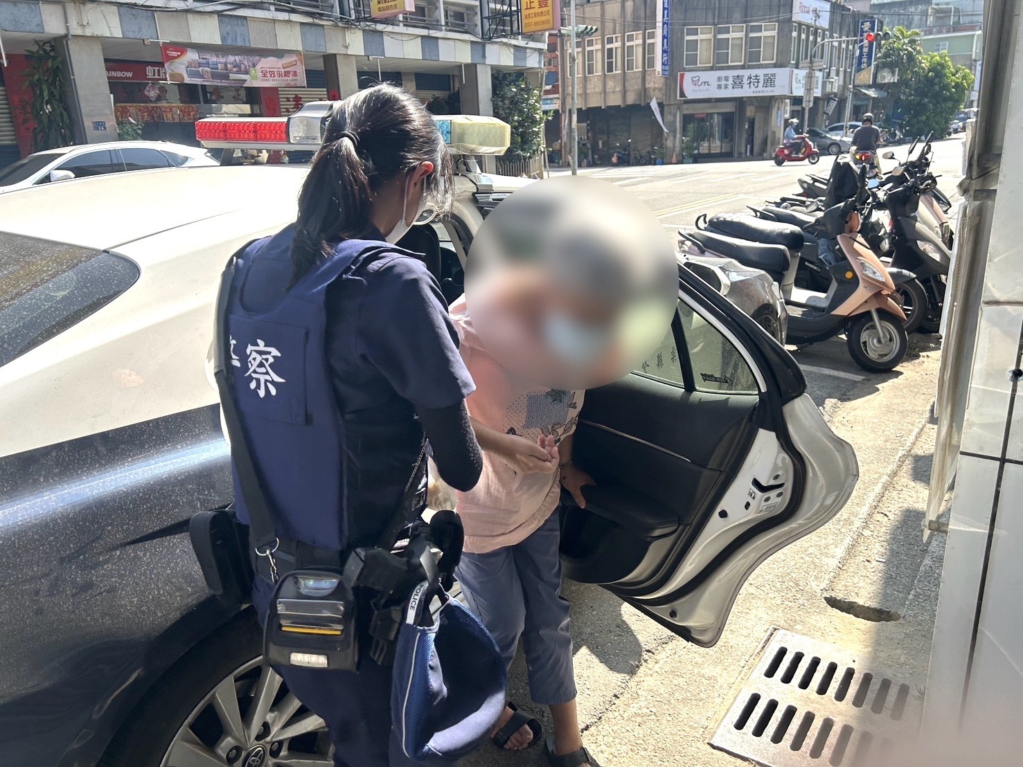 員警護送婦人抵達住處