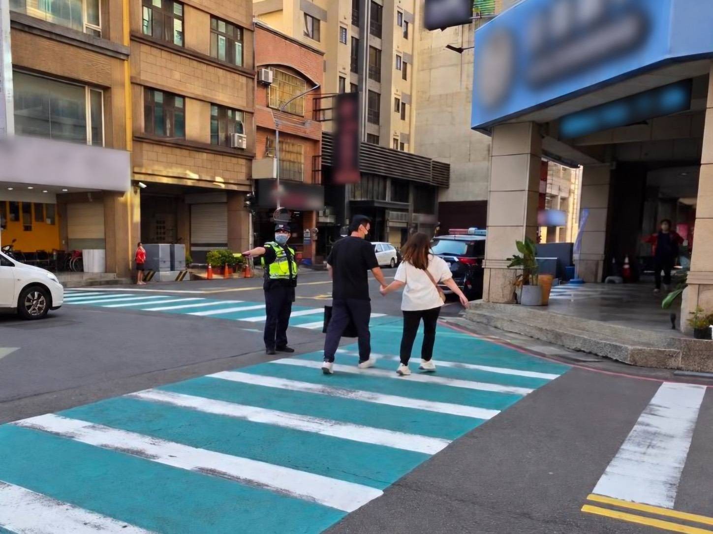 員警於路口引導行人通行行人穿越道