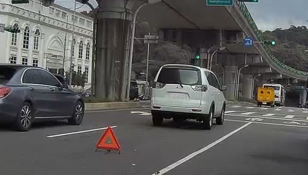車輛故障停道路中央 內湖警即時伸援手排除危機