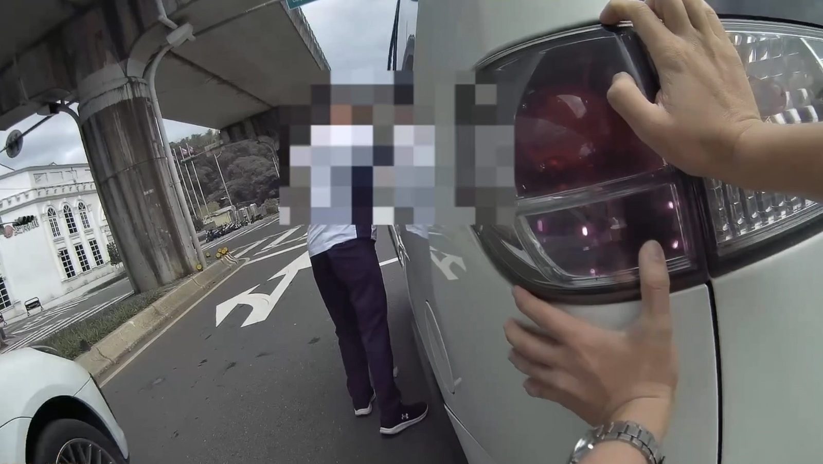 車輛故障停道路中央 內湖警即時伸援手排除危機
