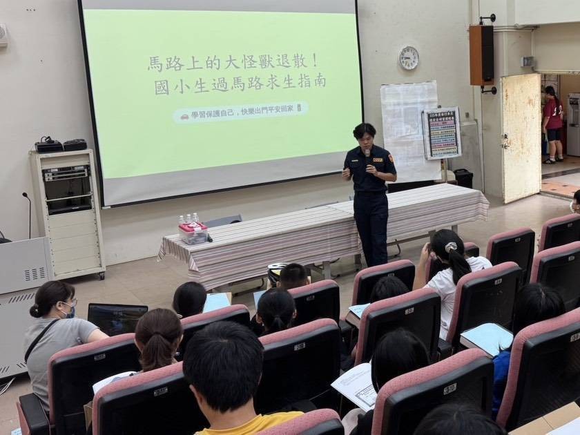 員警至校園宣導行人安全