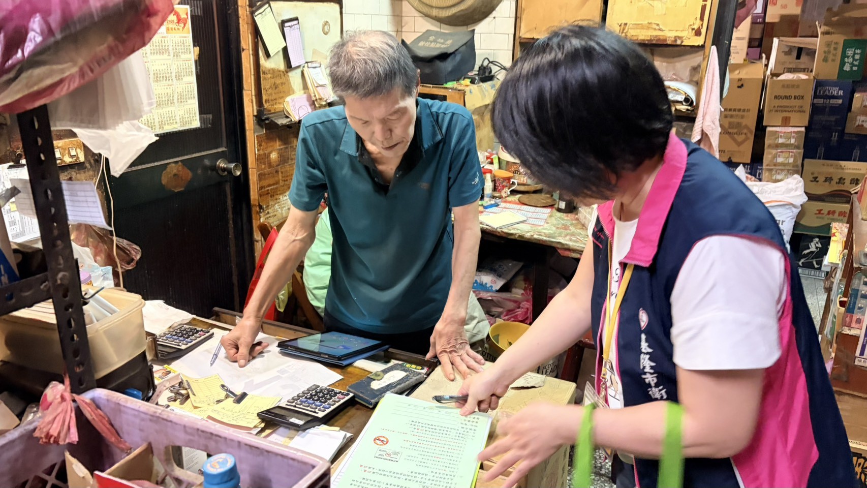 衛生局人員向販菸業者宣導法規