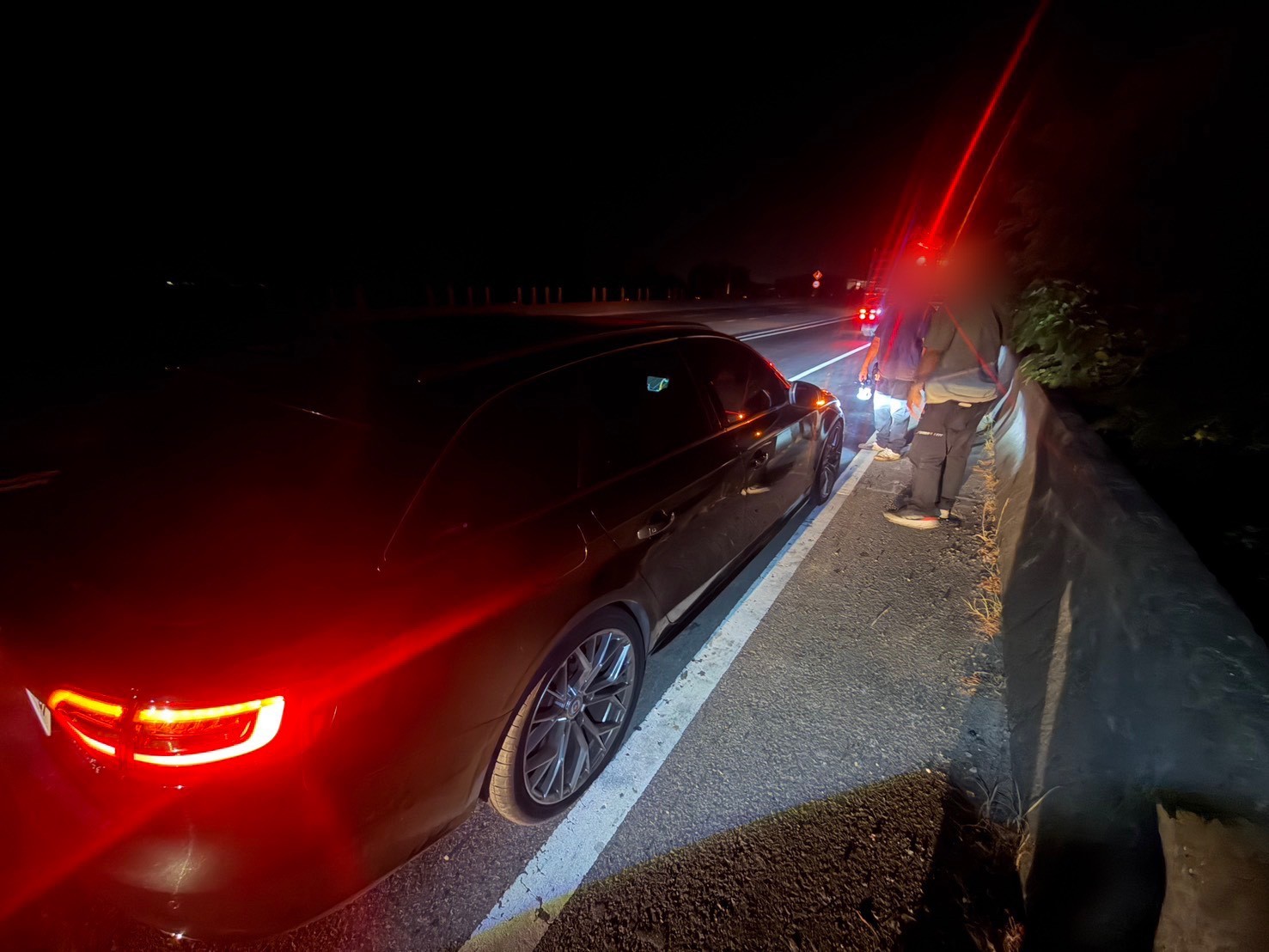員警到場協助爆胎受困駕駛