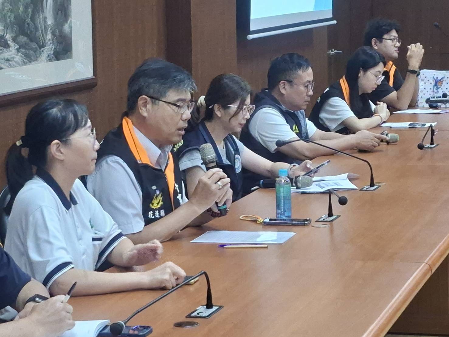 縣警局外事科代理科長張躍騰主持座談