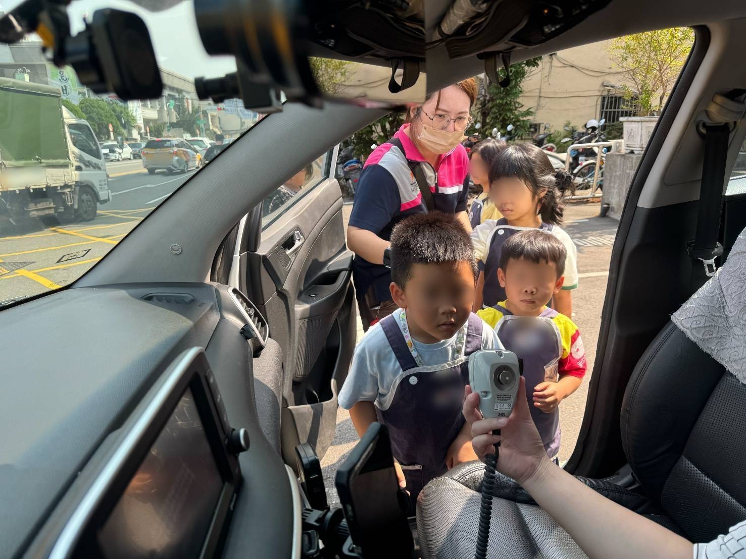 學童體驗巡邏車無線電