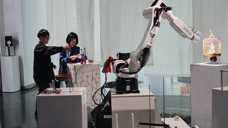 中市屯藝中心駐館雙團精彩接演 機械手臂、科技布袋戲展現跨域創意