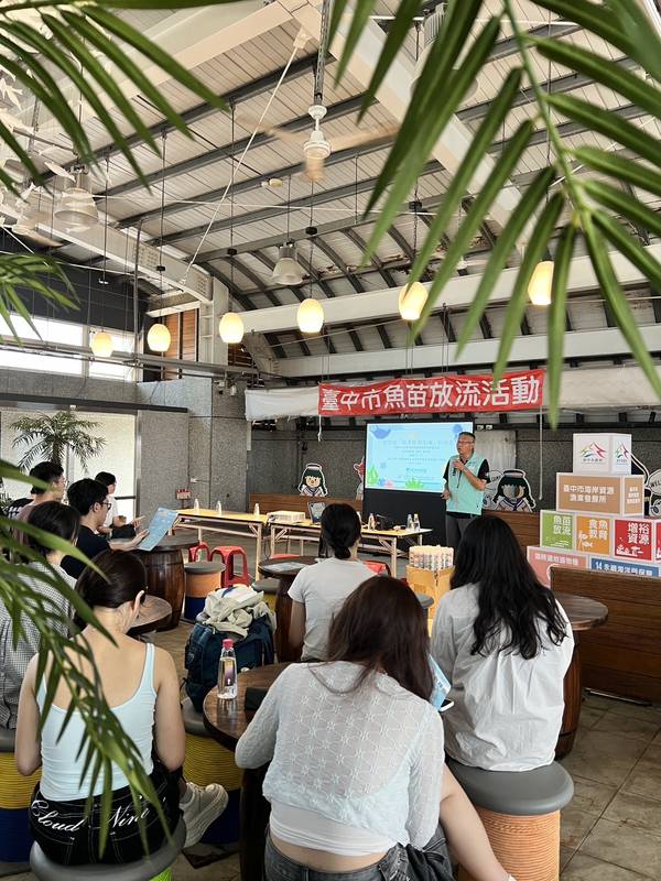 中市府放流3.14萬尾魚苗 攜手青年學子護海