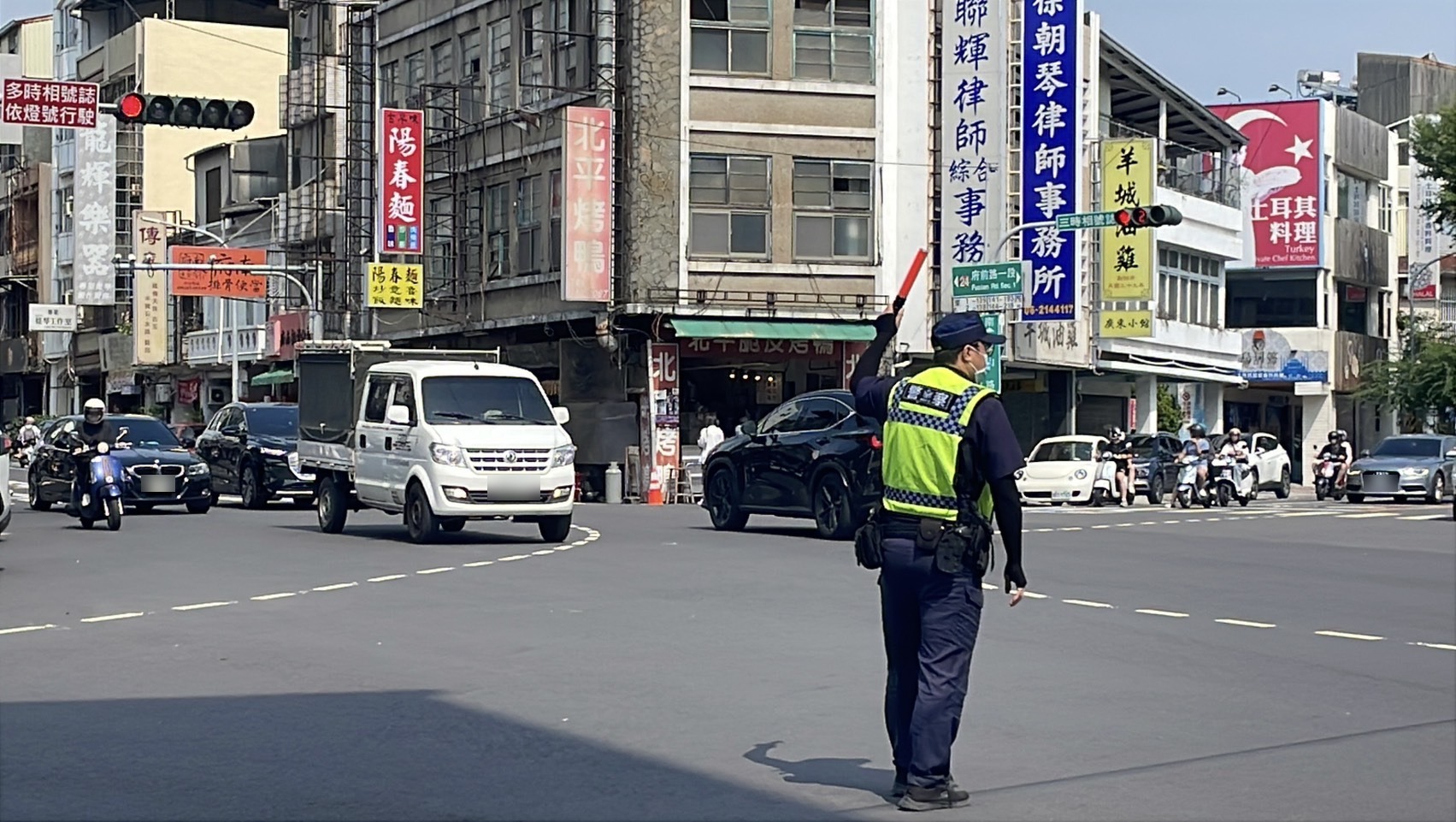 員警於路口指揮疏導車流