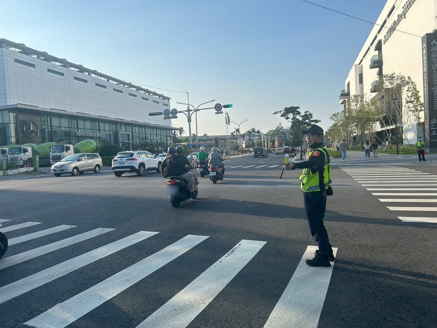員警於幹道路口執行交通疏導