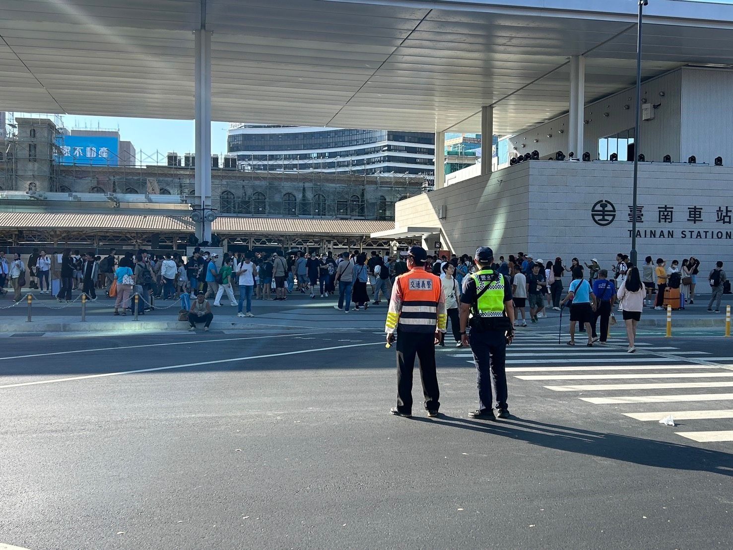 員警與交通義警於臺南車站前維護行人安全