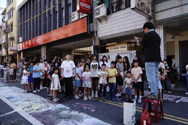 埔里西康路淨空100公尺　孩子用粉筆畫出人行空間