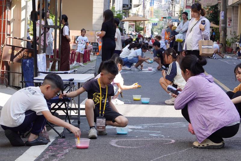 埔里西康路淨空100公尺　孩子用粉筆畫出人行空間