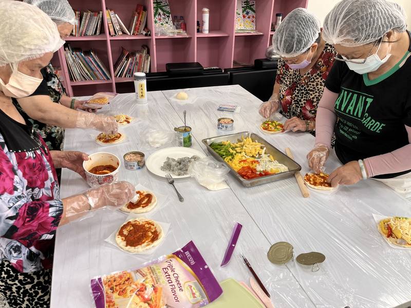 披薩也能吃健康!南投社區營養師帶長輩地中海料理DIY