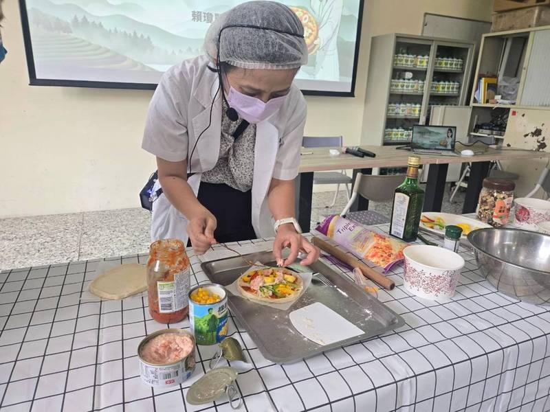 披薩也能吃健康!南投社區營養師帶長輩地中海料理DIY