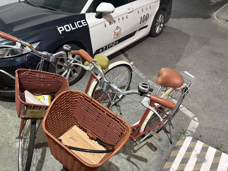 吃完滷味發現腳踏車不見了 寶桑警調監視器助旅客找回腳踏車