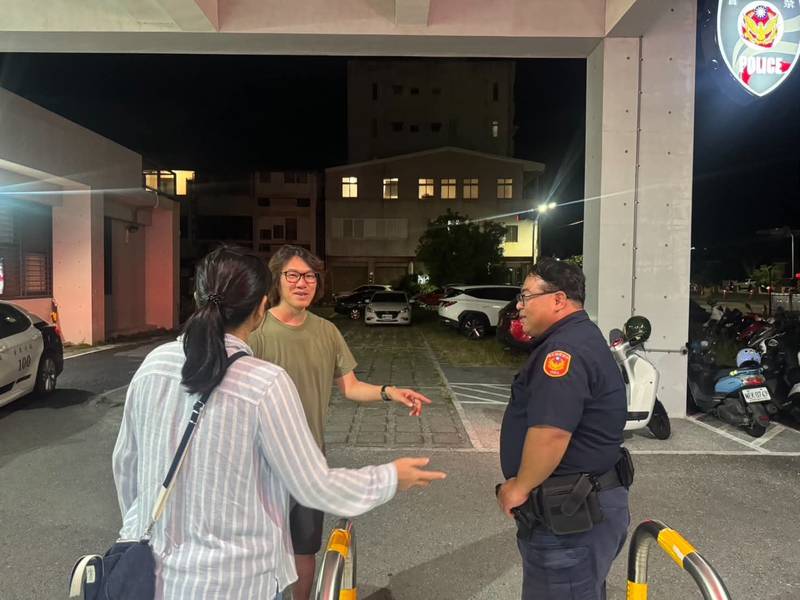 吃完滷味發現腳踏車不見了 寶桑警調監視器助旅客找回腳踏車