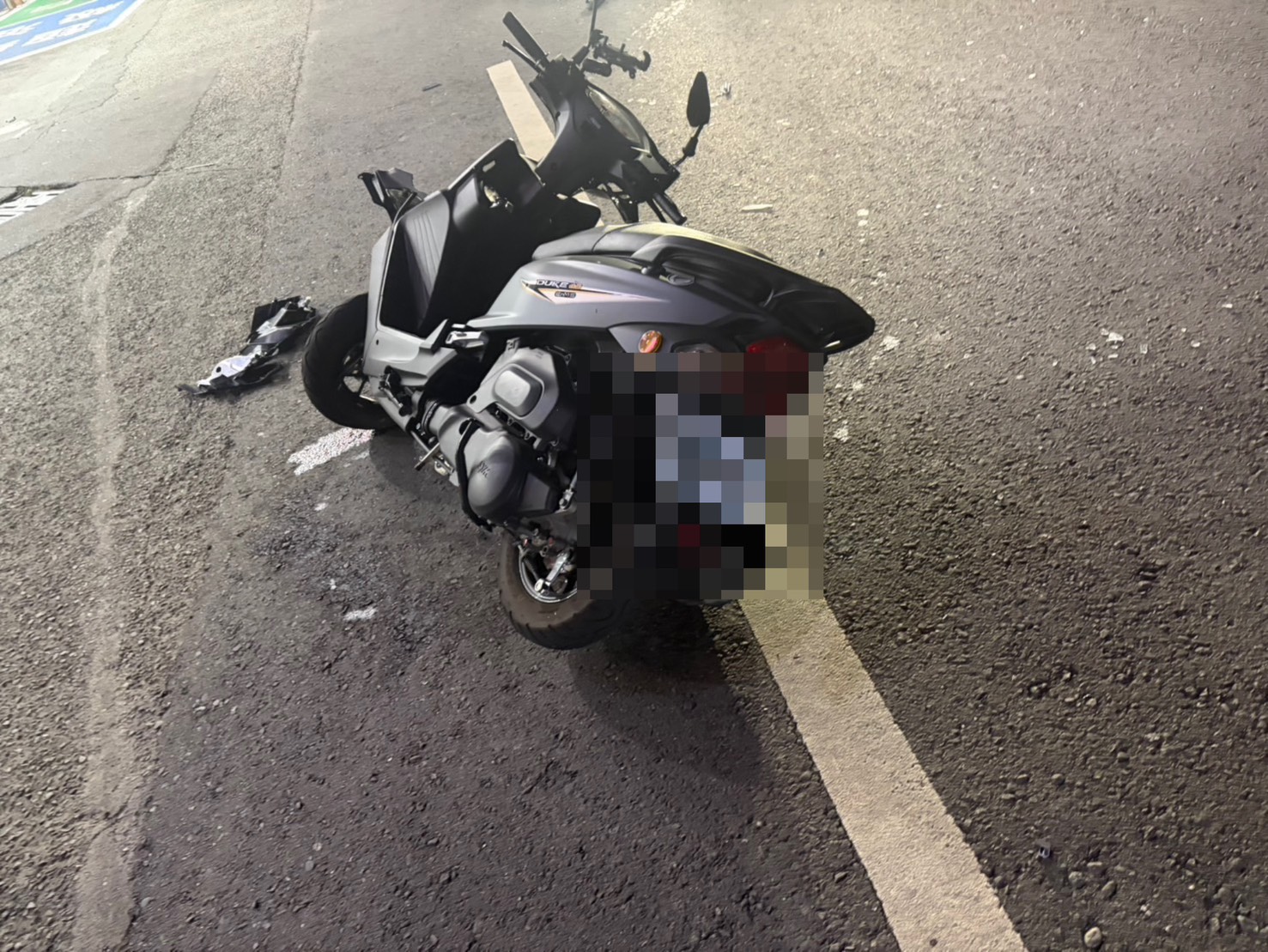 事故機車倒地受損