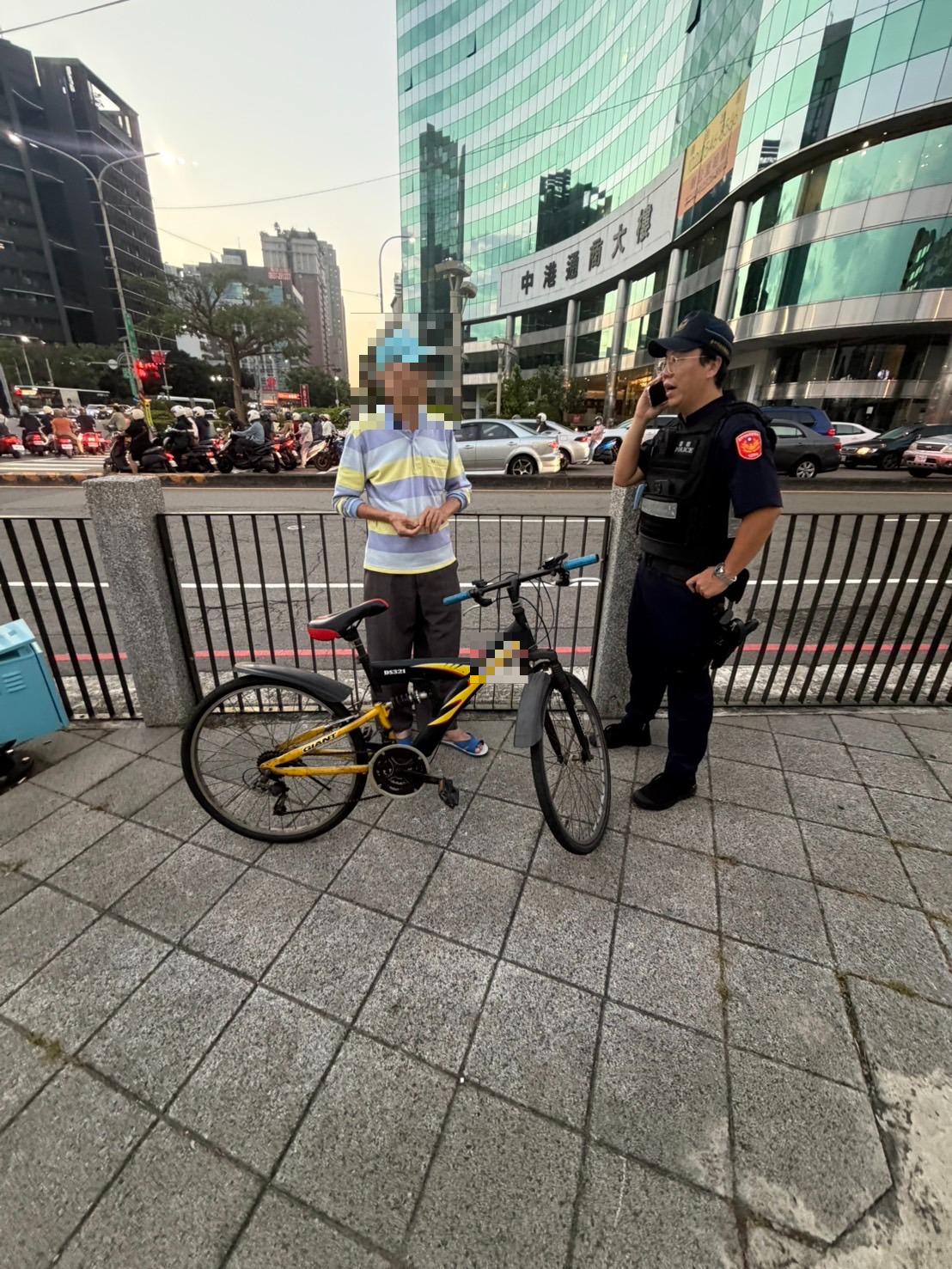 員警於臺灣大道與民權路口協助迷途老翁